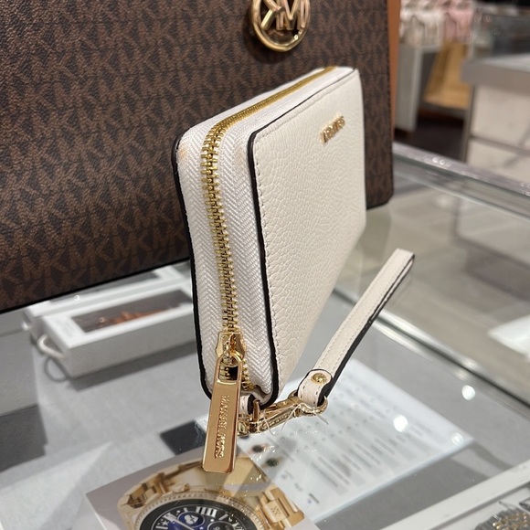 MICHAEL KORS LARGE TRAVEL CONTINENTAL WRISTLET WALLET OPTIC WHITE COLOR - Picture 9 of 16